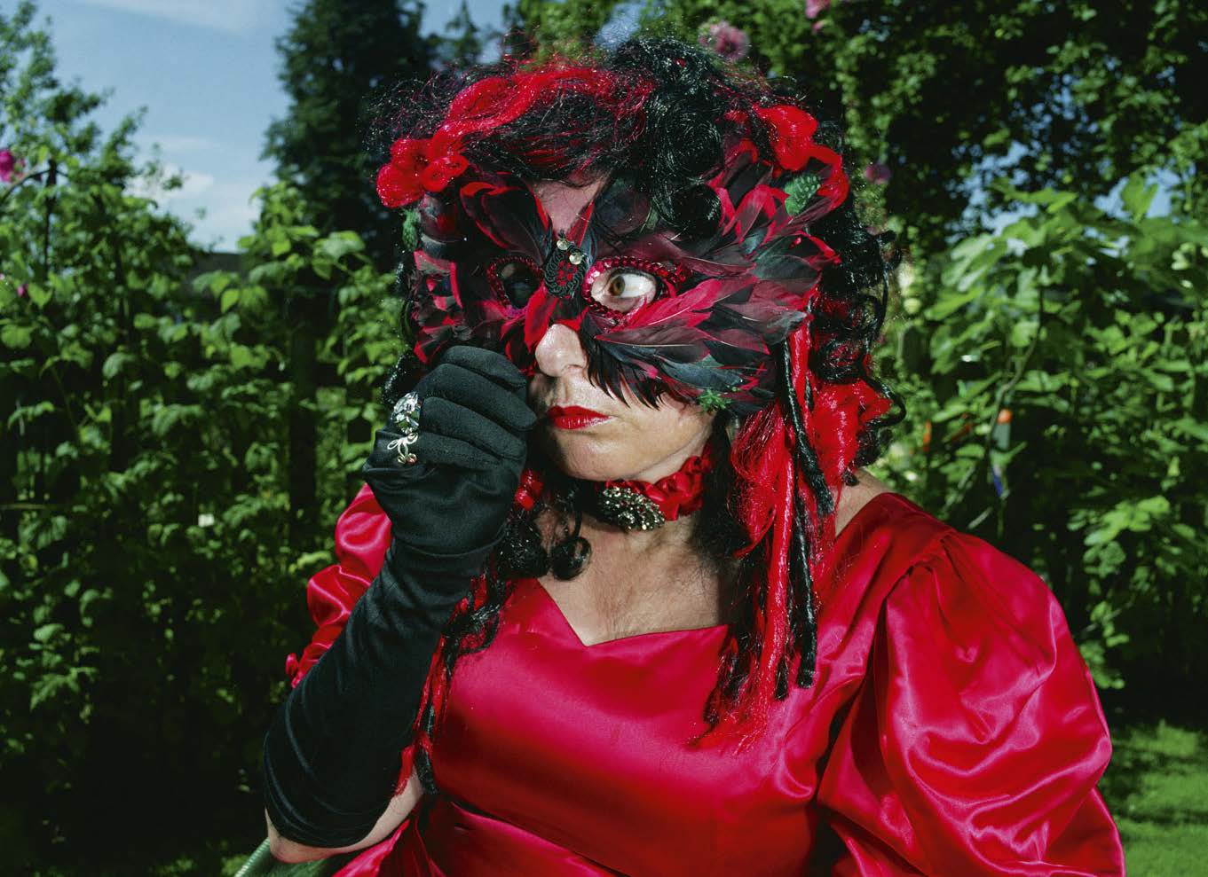 Foto: Anna Fox, courtesy James Hyman Gallery, London, „Linda in the green garden“ 2011. From the series „Pictures of Linda“ 1983 - 2015